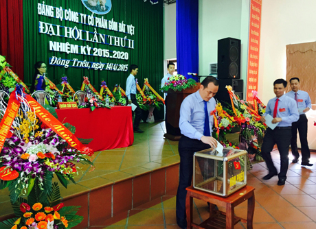Các đảng viên tiến hành bầu cử tại Đại hội. Các đảng viên tiến hành bầu cử tại Đại hội.
