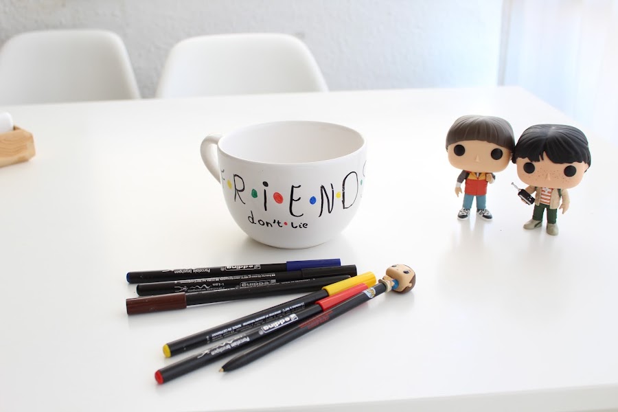 taza personalizada Stranger things Friends don´t lie