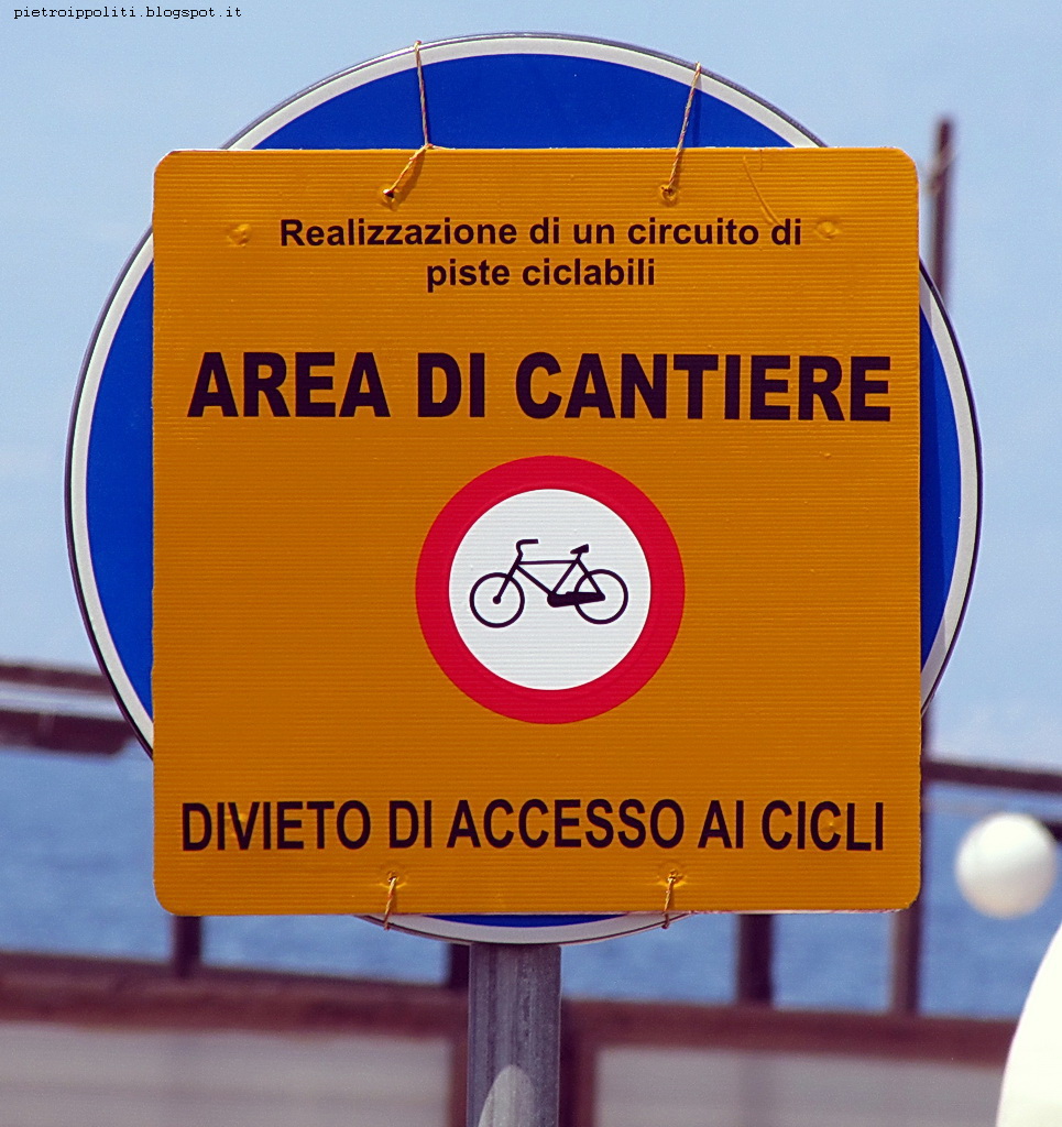 Pista ciclabile di RC con divieto di accesso ai cicli Pista ciclabile di RC con divieto di accesso ai cicli