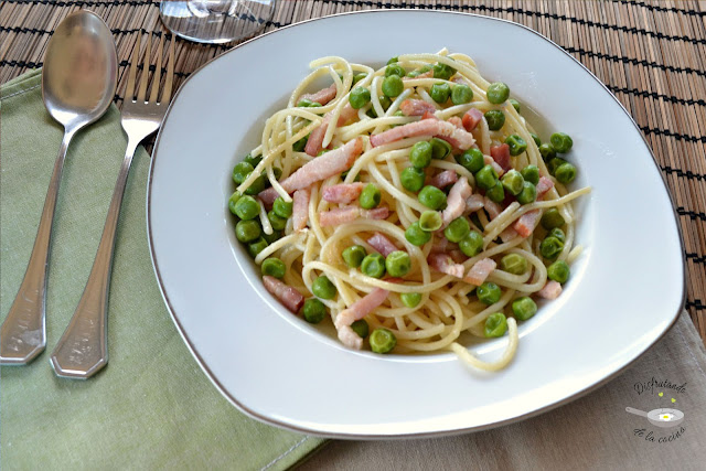 Pasta con guisantes, beicon y parmesano Pasta con guisantes, beicon y parmesano