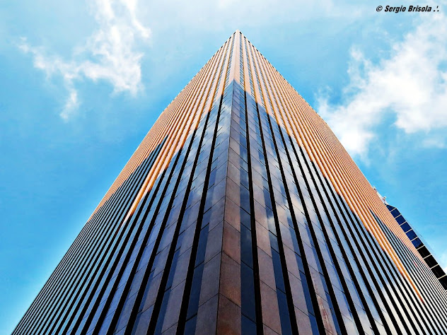 Perspectiva inferior do Edifício Banco Safra - Avenida Paulista - São Paulo