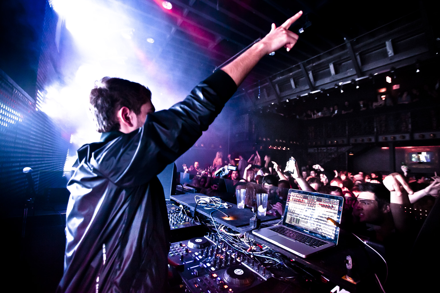 электронная музыка европа. Scandroid клейтон. диджей фото. Edm фестиваль. профессия диджей.