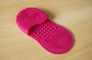 SIGMA Spa Express Brush Cleaning Glove SIGMA Spa Express Brush Cleaning Glove, Sigma Beauty, Makeup, Makeup Brushes, Makeup brush set, best makeup brushes, Sigma Beauty Review, Beauty, Beauty blog, Top Beauty Blog, redalicerao, red alice rao