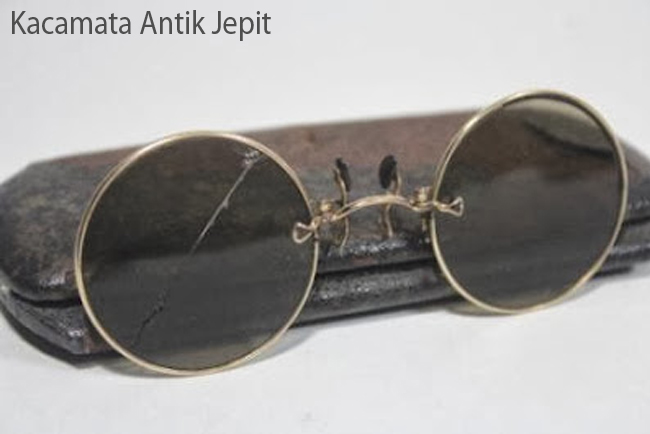 Kacamata Antik Jepit