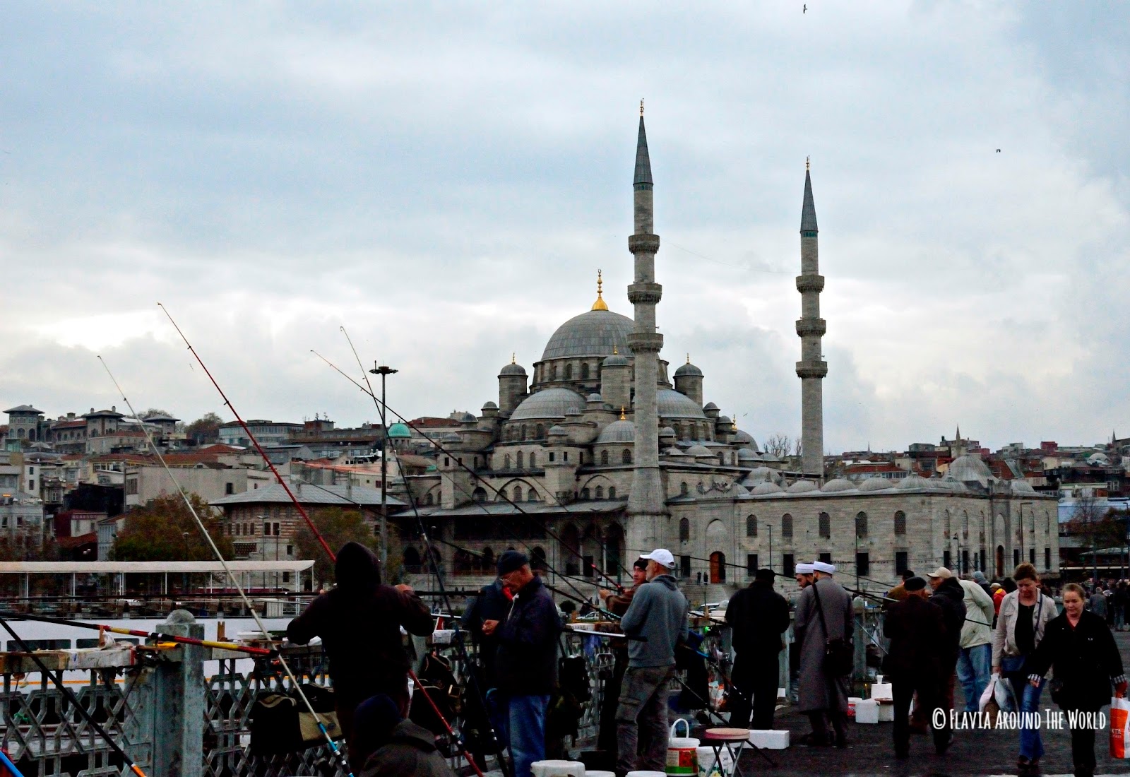 Pescadores en el Puente Galata de Estambul Pescadores en el Puente Galata de Estambul