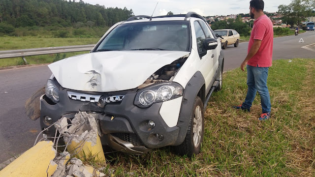 Carro bate de frente com poste na BR-267 em Campanha, MG - Fotos: Alô Alô Cidade