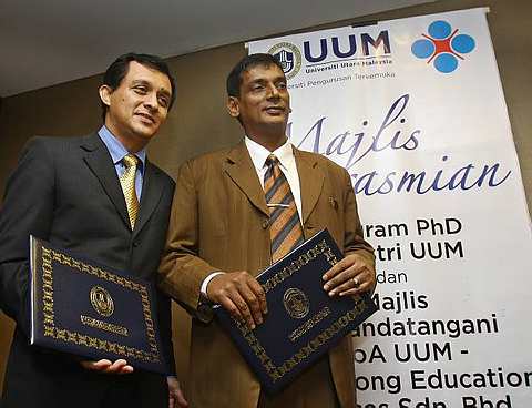 Gambar Ahmad Idham Ahmad Nadzri dan Prof Madya A Razak  Mohaideen Sambung PhD di UUM