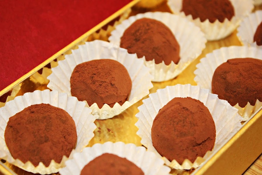 TRUFAS CON CAFÉ {CON LICOR DE NARANJA RELLENAS DE NARANJA CONFITADA}