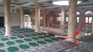 Saat Karpet Masjid Dibuka, Jamaah Merinding Ada Bekas ini di Lantai