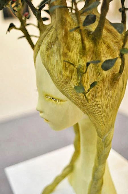Yui Ishibari esculturas surreais perturbadoras crianças tomadas por plantas natureza bizarra