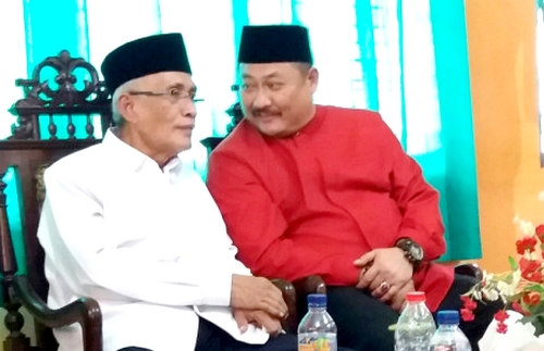 Pendukung Salwa-Irwan Diminta Bersabar Tunggu Penghitungan KPU Bondowoso Pendukung Salwa-Irwan Diminta Bersabar Tunggu Penghitungan KPU Bondowoso
