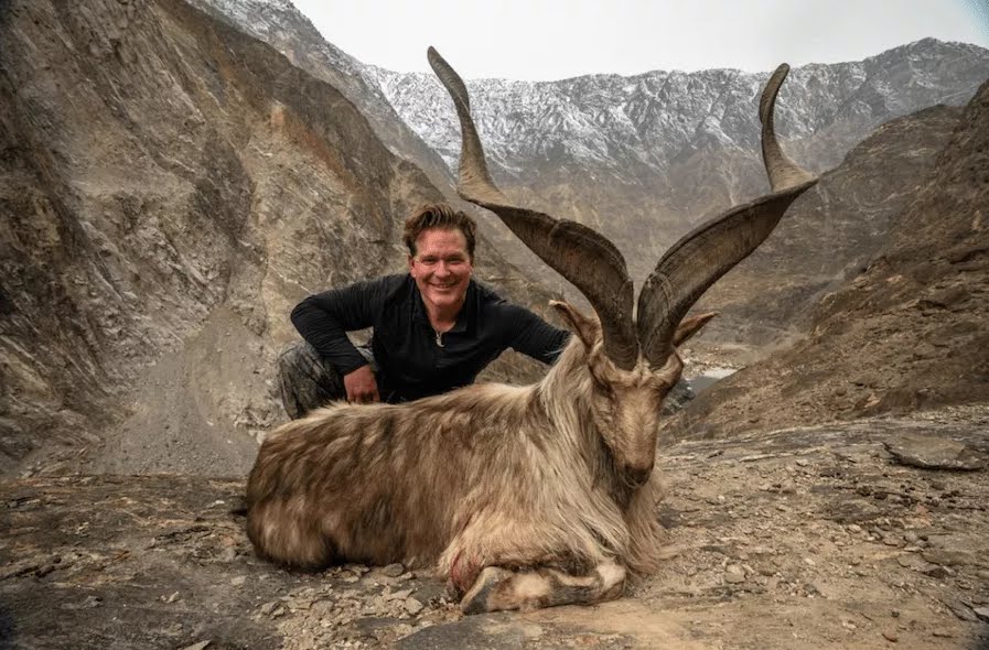 Cacciatore turista Paga 110 mila dollari per uccidere una capra in via di estinzione (Astor Markhor).