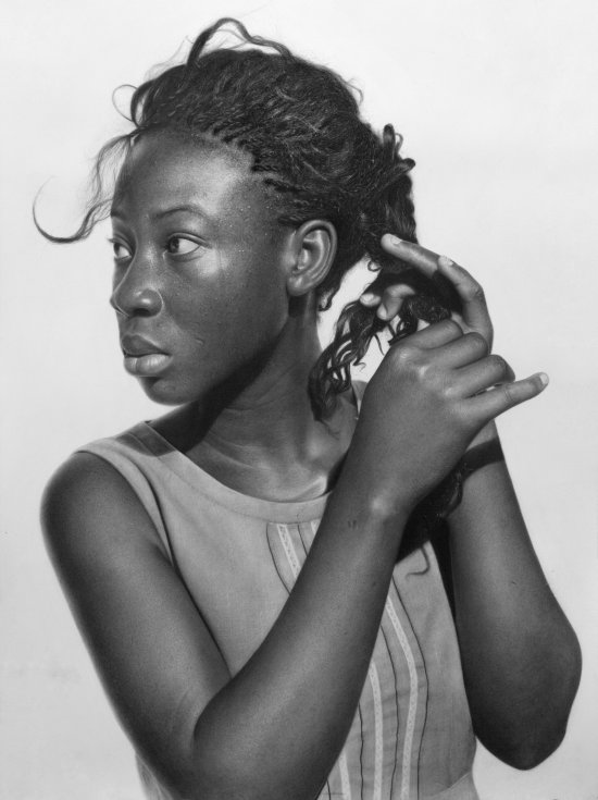 Os incríveis desenhos hiper-realistas a lápis de Arinze Stanley Arinze Stanley arte desenhos hiper-realistas preto e branco lápis negros sociedade