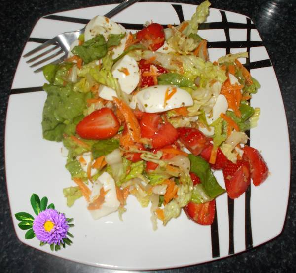 Salada de alface com morango e clara de ovos Salada de alface com morango e clara de ovos