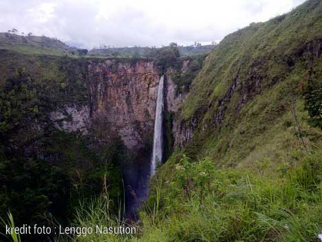 air terjun sipiso-piso karo