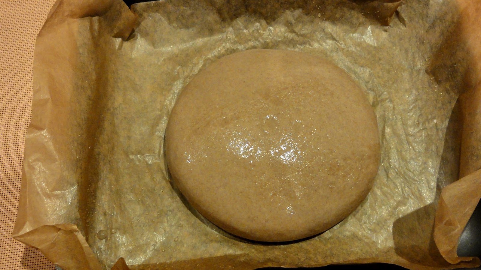 Приготовление ржаного теста. Ржаное тесто. Тесто для ржаного хлеба. Ржаной хлеб на противне. Тесто ржаное бездрожжевое.