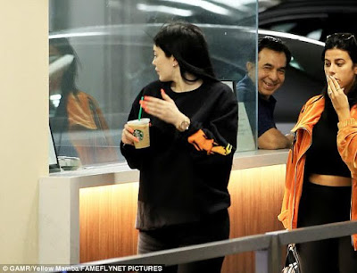 0000 Kylie ditches makeup, steps out for coffee in her natural look