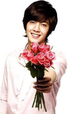Kim Hyun Joong Foto de Kim Hyun Joong posando con flores