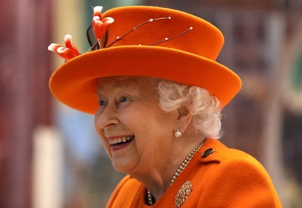The Queen visited the Science Museum today celebrates the technology of communications. Style of the Queen