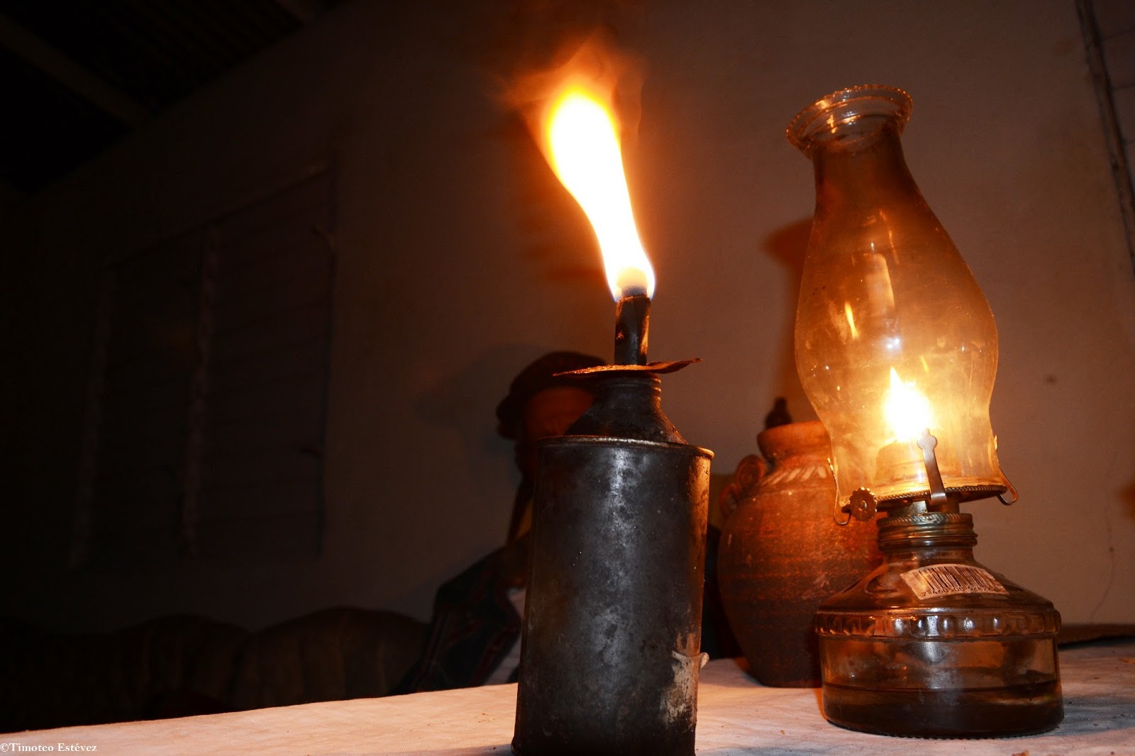 Las lamparas de mecha y husmeadora Con mi Nokia en la mano.