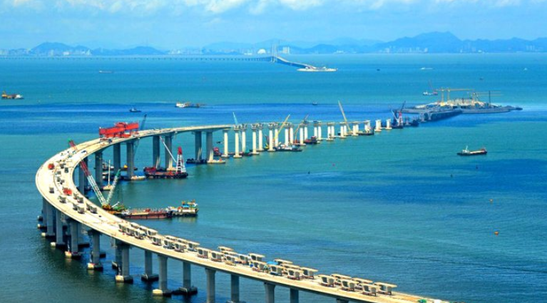 Jalan Terapung Terbesar Membelah Sungai