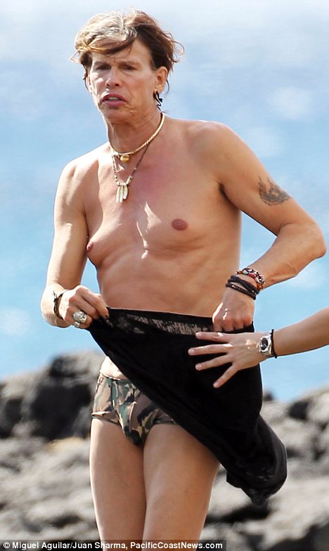 Steven%2BTyler%2Bshows%2Boff%2Bhis%2Bman%2Bboobs%2B6.jpg