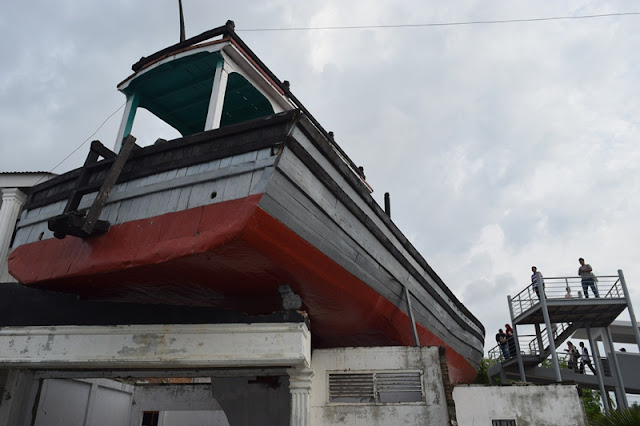 kapal diatas rumah kapal diatas rumah