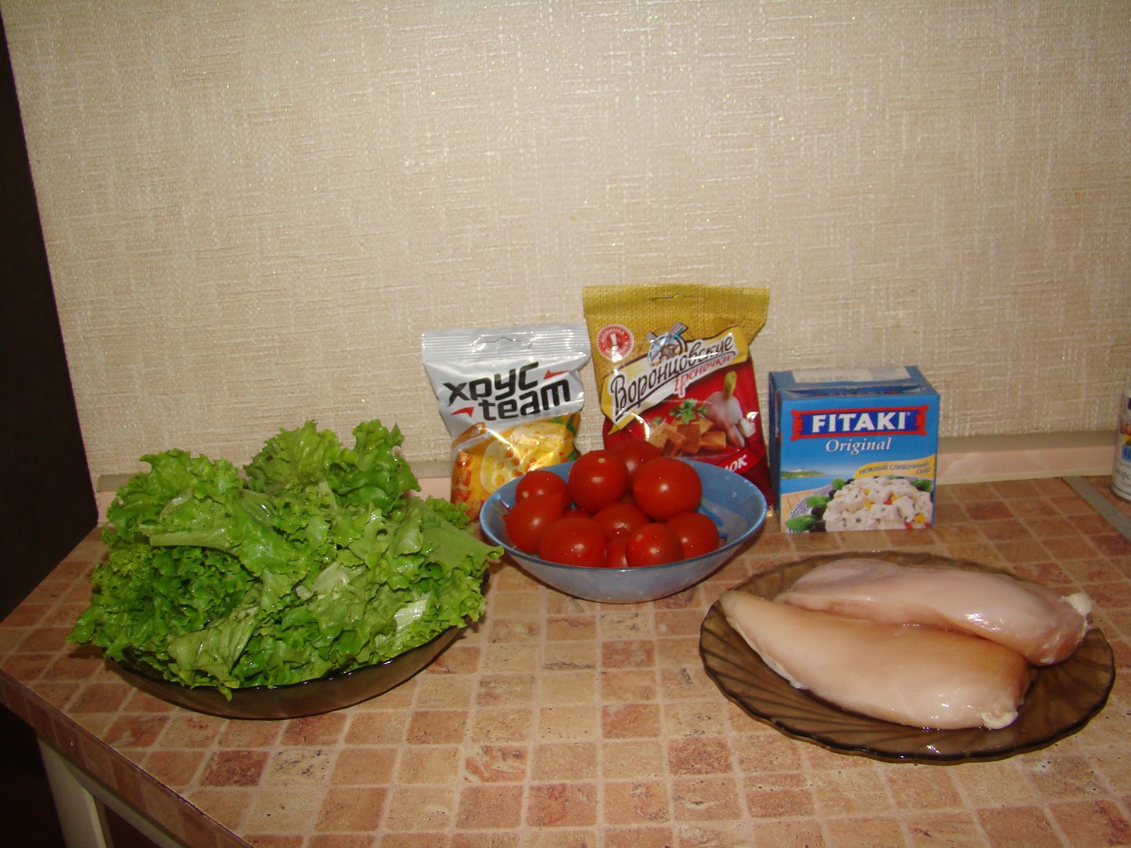 салат цезарь с сыром. салат цезарь с курицей и фетой. сыр для салата цезарь. крабовый цезарь. сыр для цезаря какой название сыра.