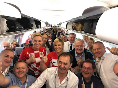 Le président de la Croatie embrasse les footballeurs aux vestiaires Coupe du monde 2018