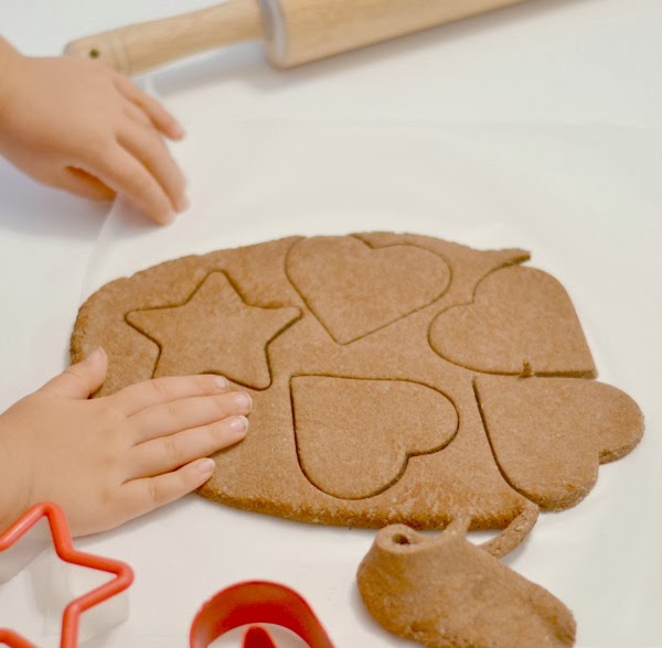 NO COOK Cinnamon ornament recipe- these ornaments smell amazing and kids can paint them once dry!