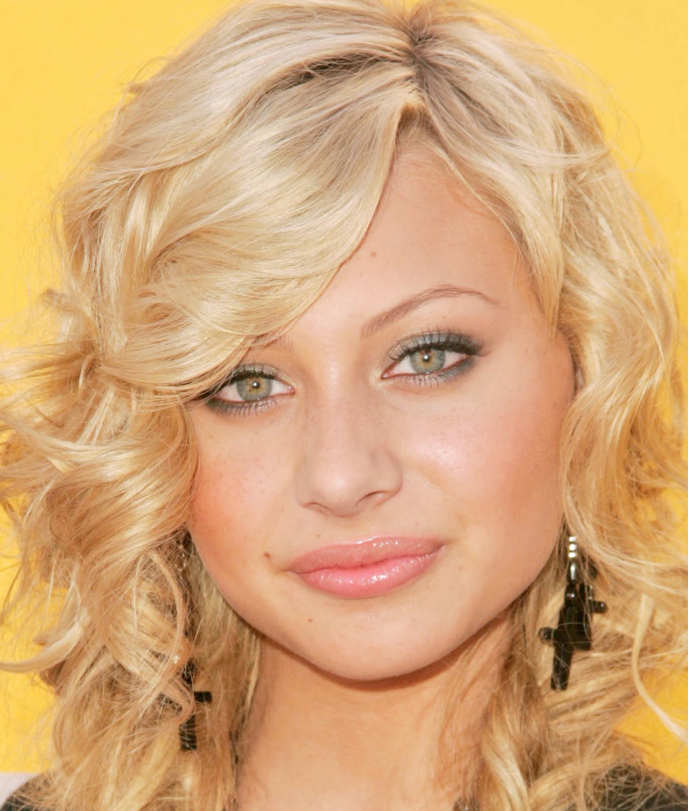 See the latest Jewellery worn by famous people: Aly Michalka wearing