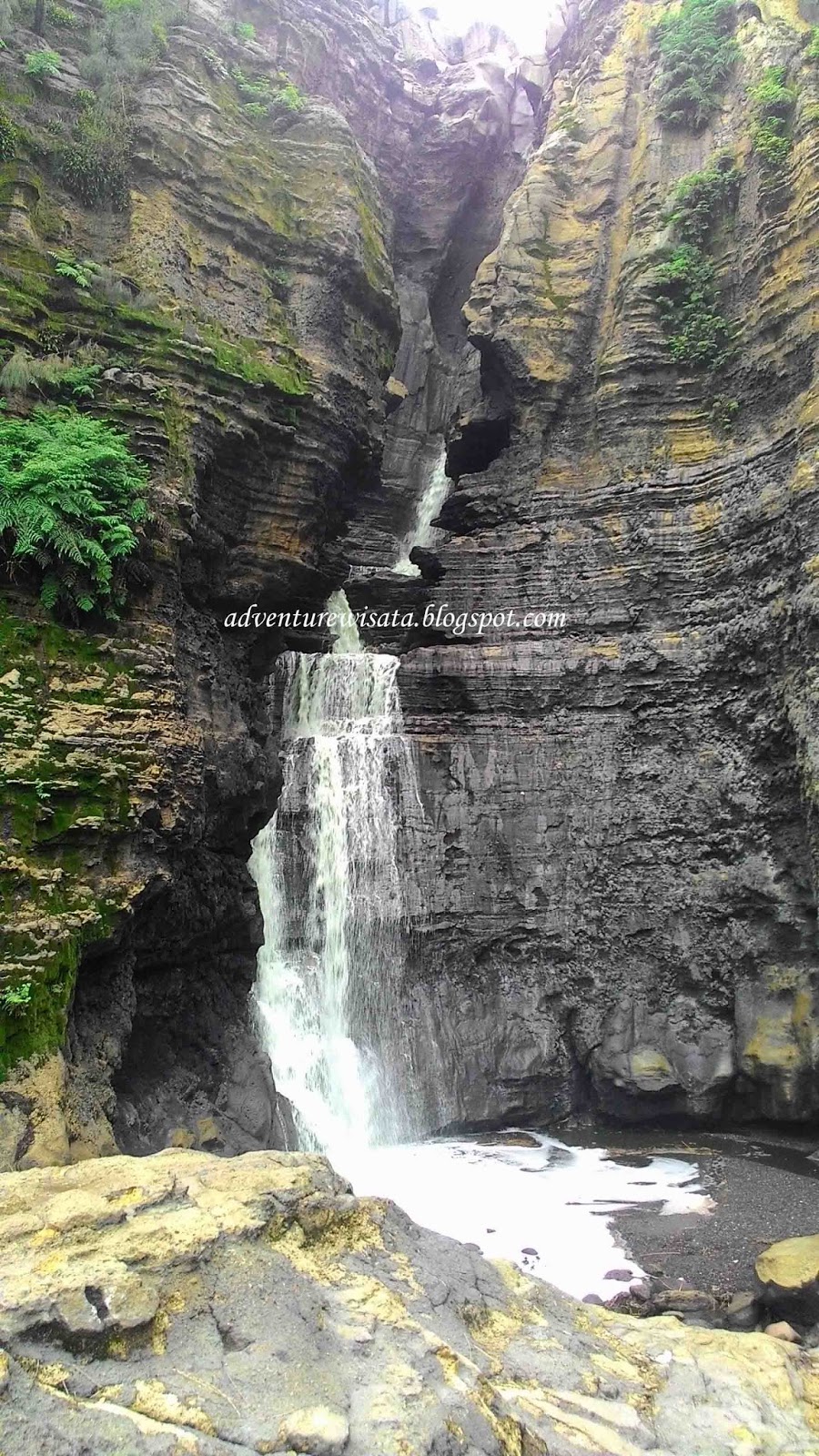 Air Terjun Yang Tersembunyi Di antara Gunung Ijen dan Gunung Raung