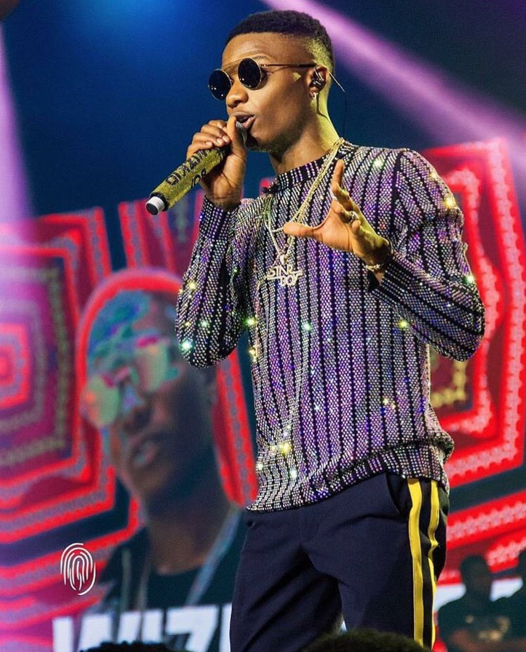 Wizkid Throws away a 10,000💲Louis Vuitton jacket on stage 🤯 #shorts # wizkid #afrobeats 