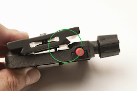 Manfrotto Q6 QR plate dovetail interacting with metal tongue