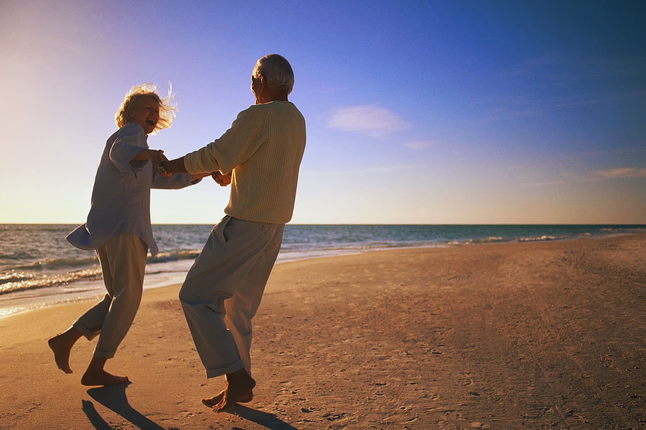 Картинки живите долго. Пожилая пара на море. Пожилые люди на берегу моря. Счастливые пенсионеры на море. Старик и море.