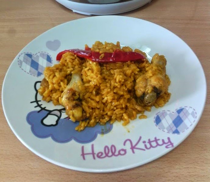 Paella de pollo y costillas