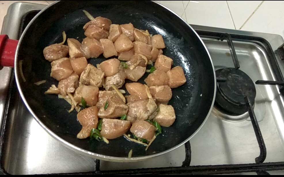 STIR FRIED CHICKEN IN COCONUT CURRY SAUCE / COCONUT CURRY CHICKEN