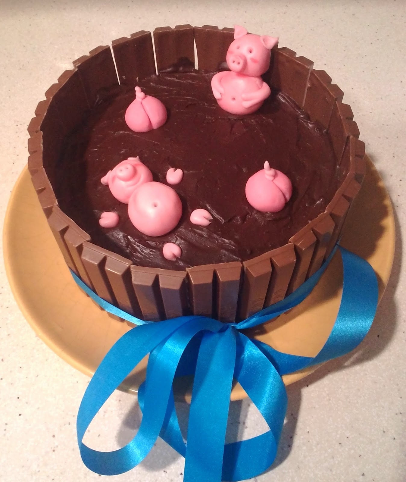 A punt de neu Tarta Kit Kat con cerditos