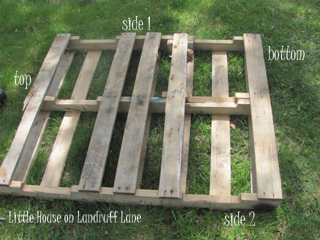 Little House on Landruff Lane: Pallet Flower Garden