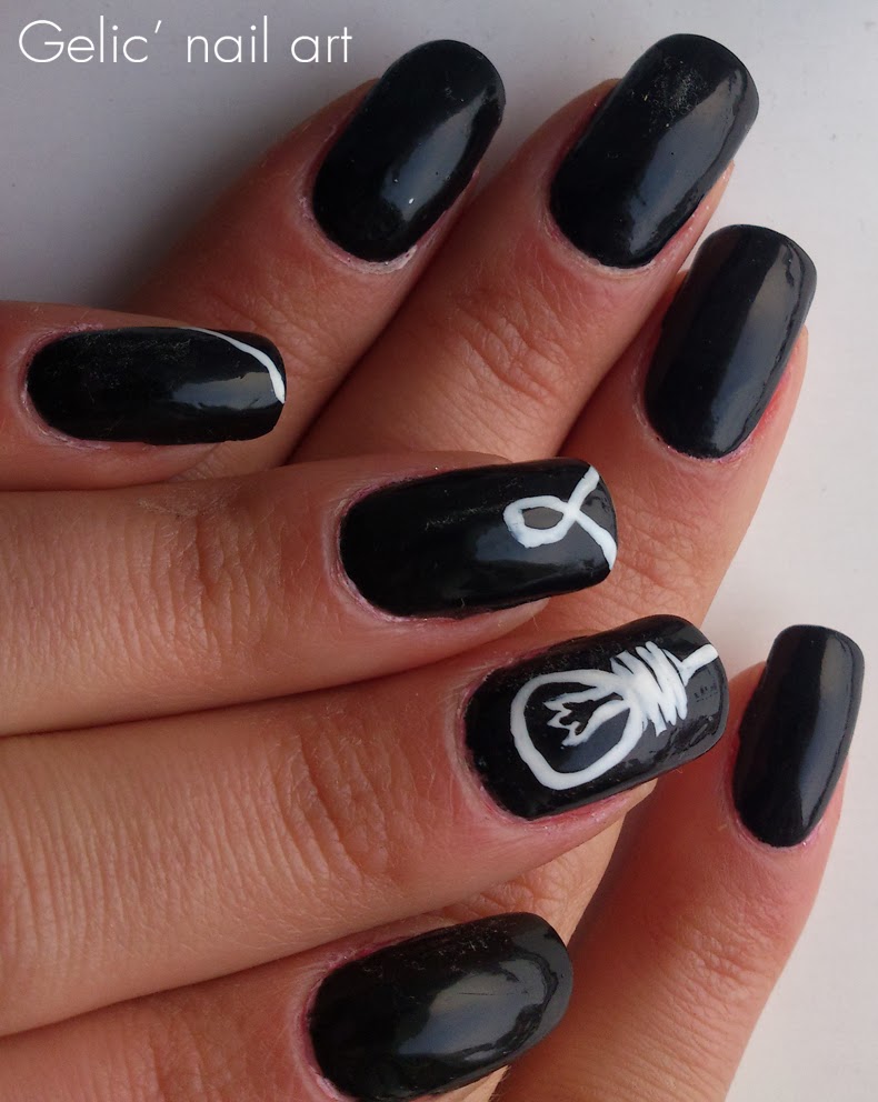 Gelic' nail art Black and white light bulb nail art