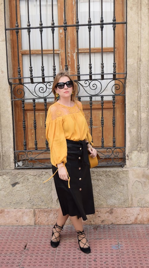 Falda_midi_con_blusa_crochet_mostaza