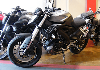 Mesin Sama Harga MT-25 Murah Dari Yamaha R25 Sepeda motor sport premium MT-25 hadir dengan tiga keunggulan sesuai klaim Yamaha Indonesia sendiri, pertama desain pure street naked bike, high performance engine dan maneuverability aggressive handling.