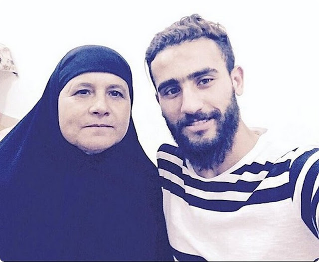 صور باسم مرسي وامه