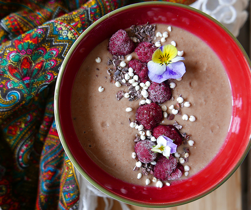 Smoothie bowl z płatków owsianych, kakao z dodatkiem owoców Jem Krem