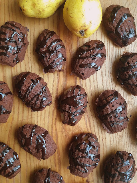 Czekoladowe magdalenki z gruszką / Chocolate and Pear Madeleines 