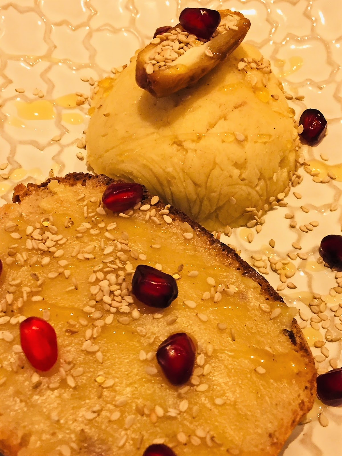 Orientalisches Honig-Dattelbrot mit Honig-Zimt-Vanillebutter