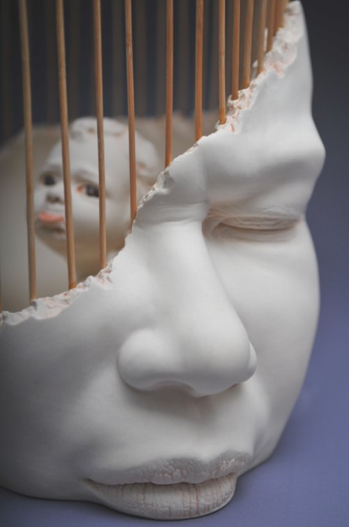 As bizarras e surreais esculturas de Johnson Tsang Johnson Tsang escultura cerâmica surreal bizarra bebês cabeçudos