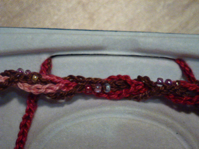 Unos abalorios adornan esta fácil labor.