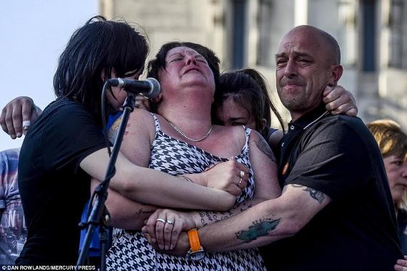Mother of a 15-year-old girl who died in the Manchester bombing breaks down during vigil (photos)