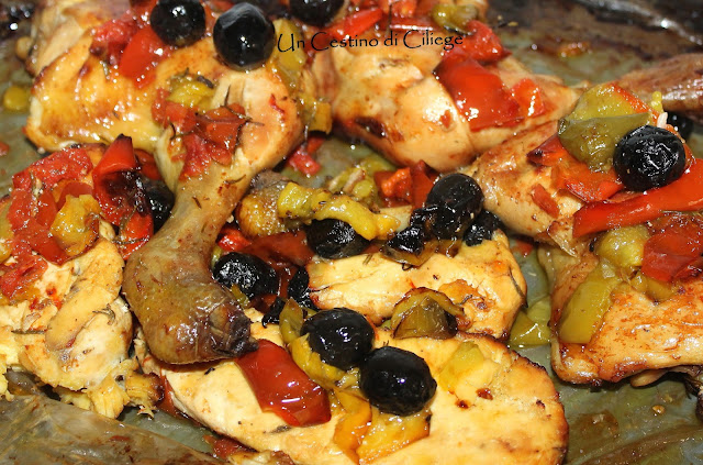 pollo al forno con peperoni e olive